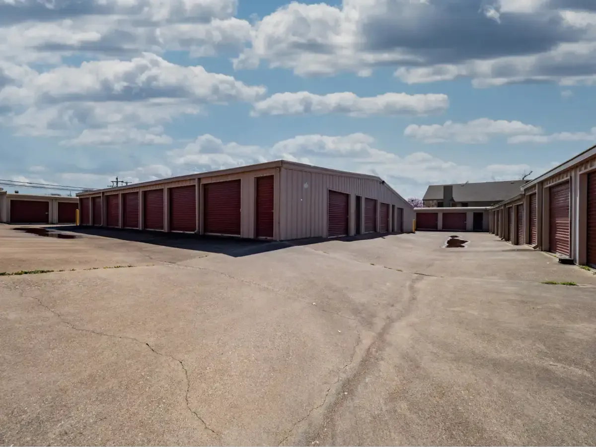 Exterior units at 31st street Temple, TX self storage facility.